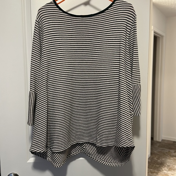 Adorable 3/4 Sleeve Blouse - Picture 2 of 4